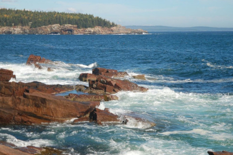 Waves crashing on rocky shores, lobster boats bobbing in the harbor and spectacular views of bays and inlets dotted with islands are just a few of the many sights you’ll enjoy on our Maine: Acadia National Park Tour.