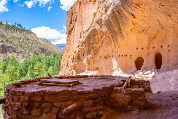 The Santa Fe – Taos tour, explore ancient dwellings in Bandeller and Taos pueblo