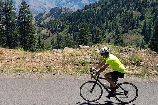 Cycling the Sun Valley road bike tour. The Sawtooth Mountains: home over 50 peaks over 10.000 feet and over 300 mountain lakes. 
